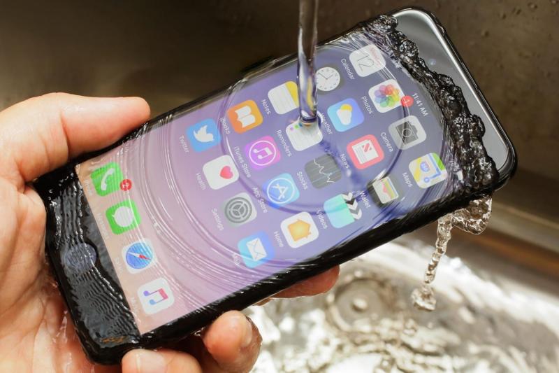В iPhone попала вода. Восстановление после влаги