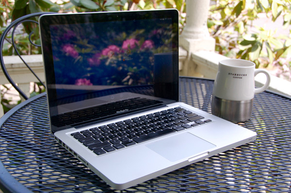 Как добавить свои контакты на экране заблокированного MacBook?