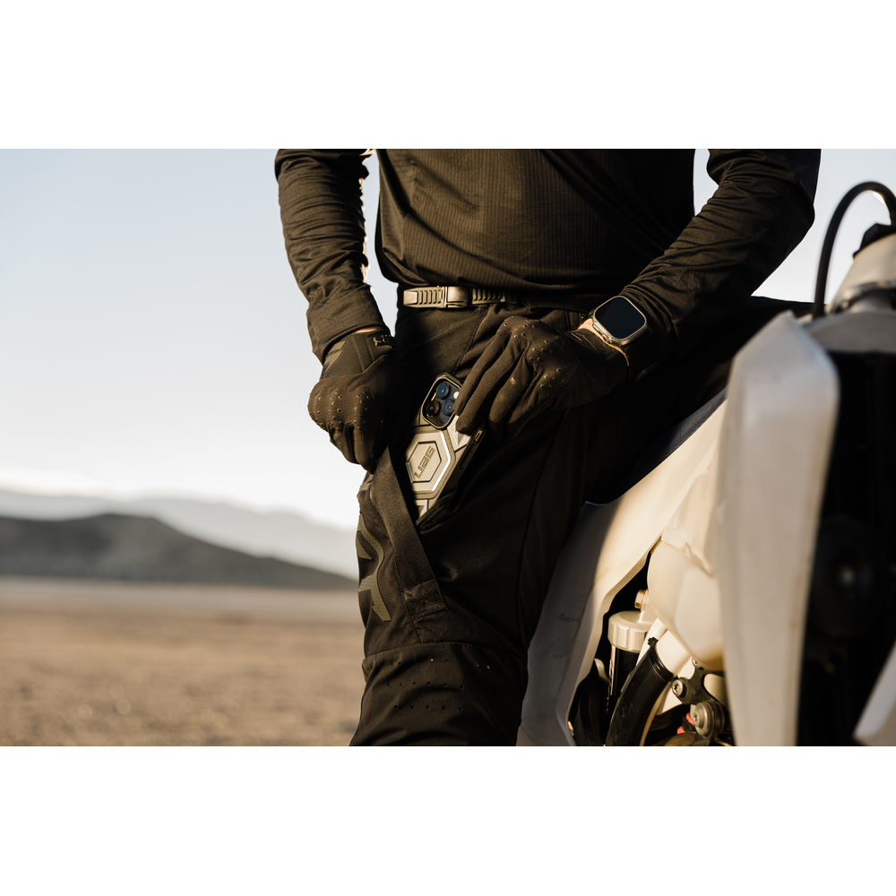 Чехол UAG Monarch Pro Carbon Fiber с поддержкой MagSafe для iPhone 14 Pro, углеродное волокно