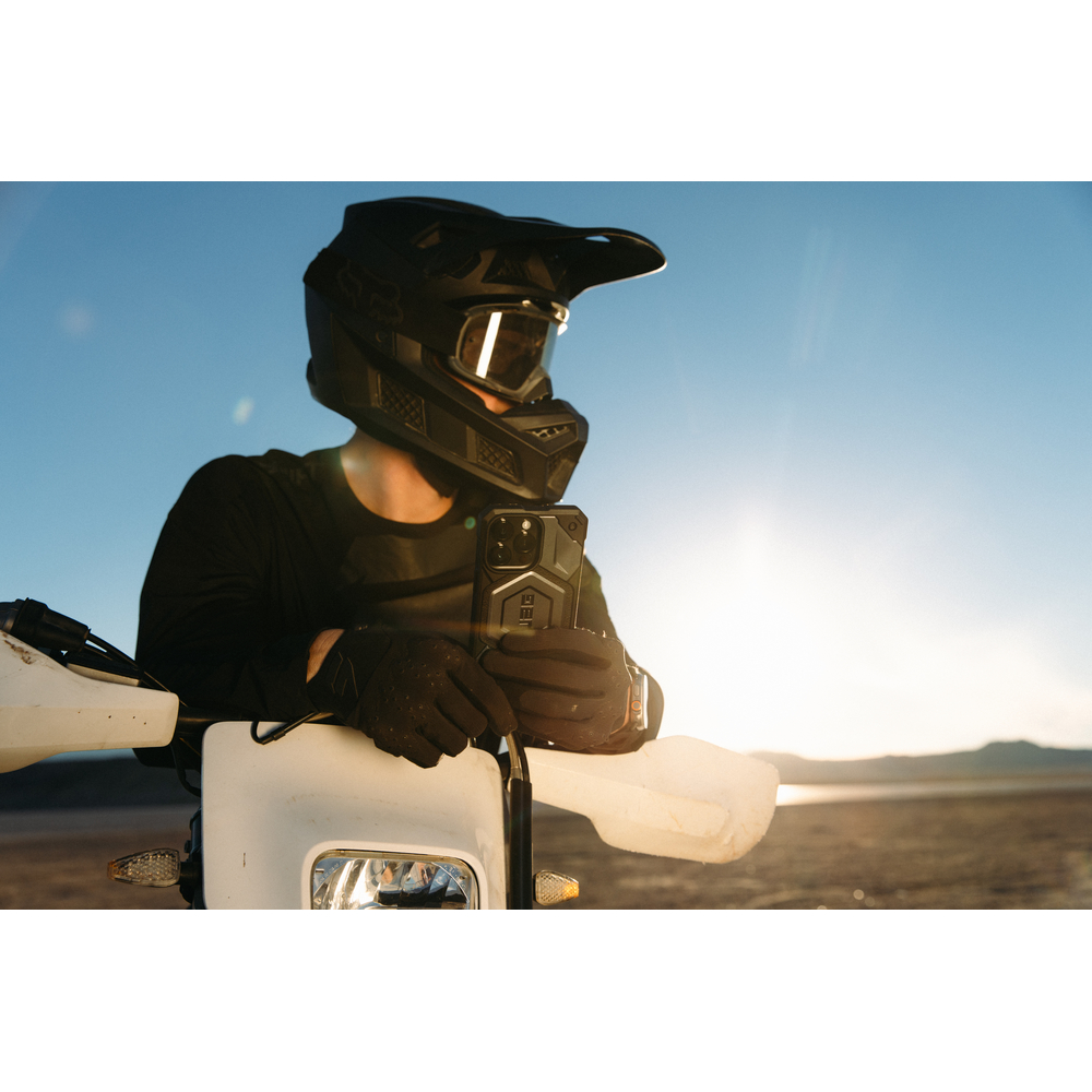 Чехол UAG Monarch Pro Carbon Fiber с поддержкой MagSafe для iPhone 14 Pro, углеродное волокно