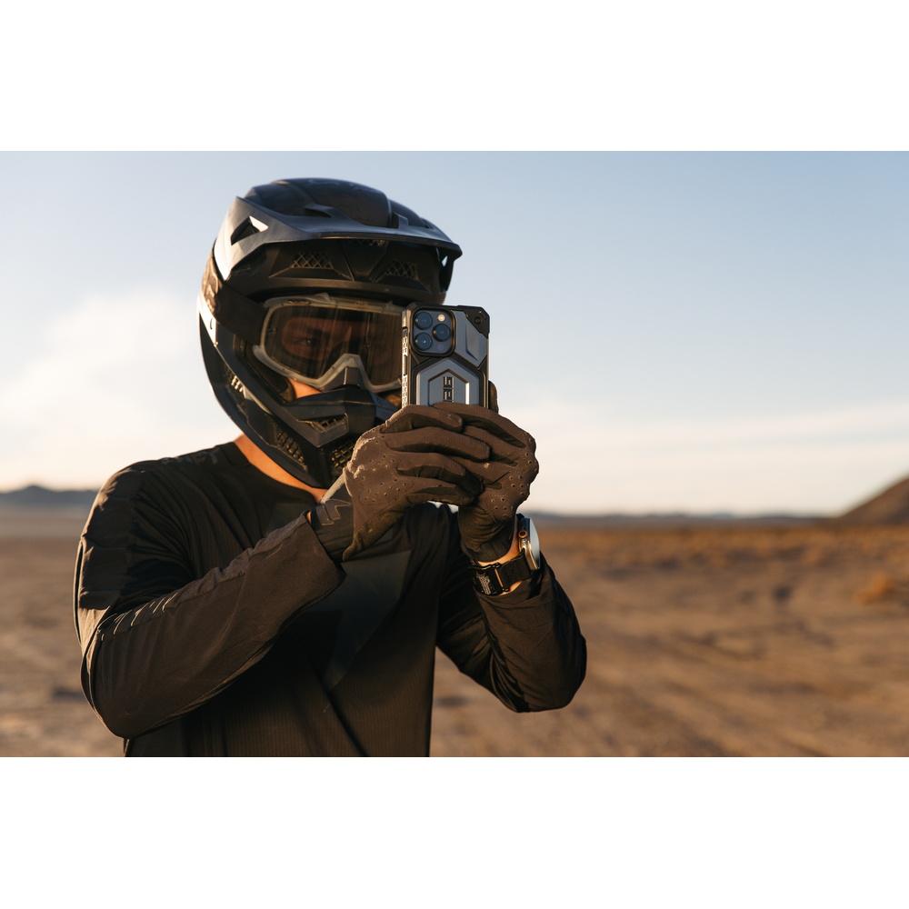 Чехол UAG Monarch Pro Carbon Fiber с поддержкой MagSafe для iPhone 14 Pro, углеродное волокно